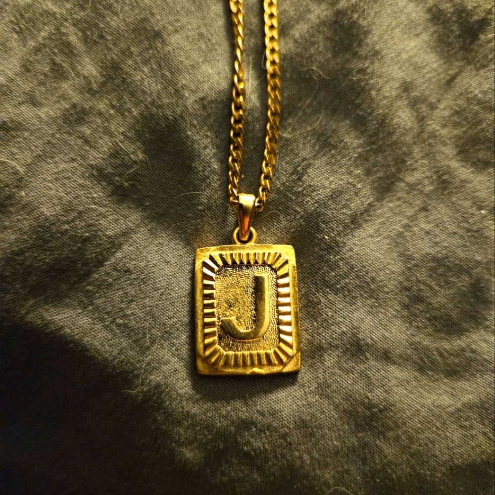 ✨️Gold "J" Pendant necklace✨️